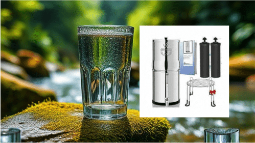 Un verre d'eau transparent est posé sur un rocher moussu près d'un ruisseau, avec une image en médaillon montrant un système de filtration de l'eau et ses composants. L'arrière-plan est verdoyant.